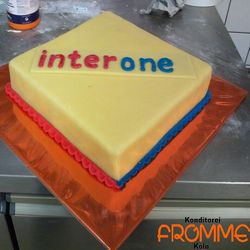 Dekor-Torte-mit-interone-Logo.jpg